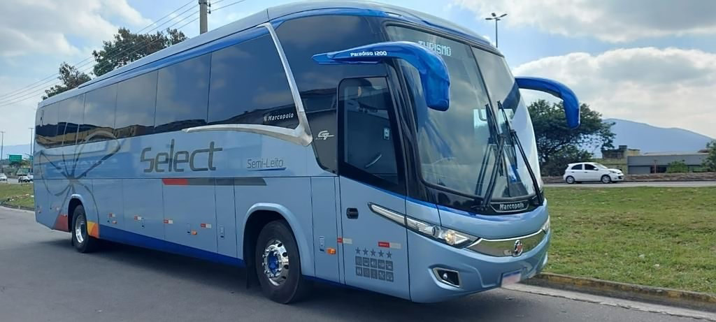 ônibus para aluguel da Select Locadora numa estrada do Rio de Janeiro